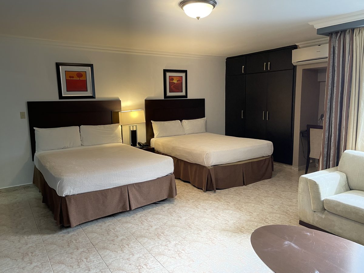 Gran Sevilla — dos camas Queen size con mesita y closet
