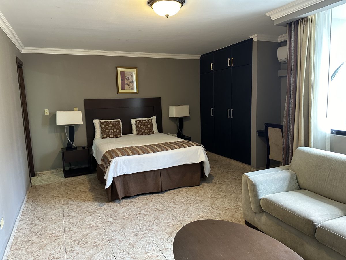 Junior Suite — dormitorio con cama Queen y closet