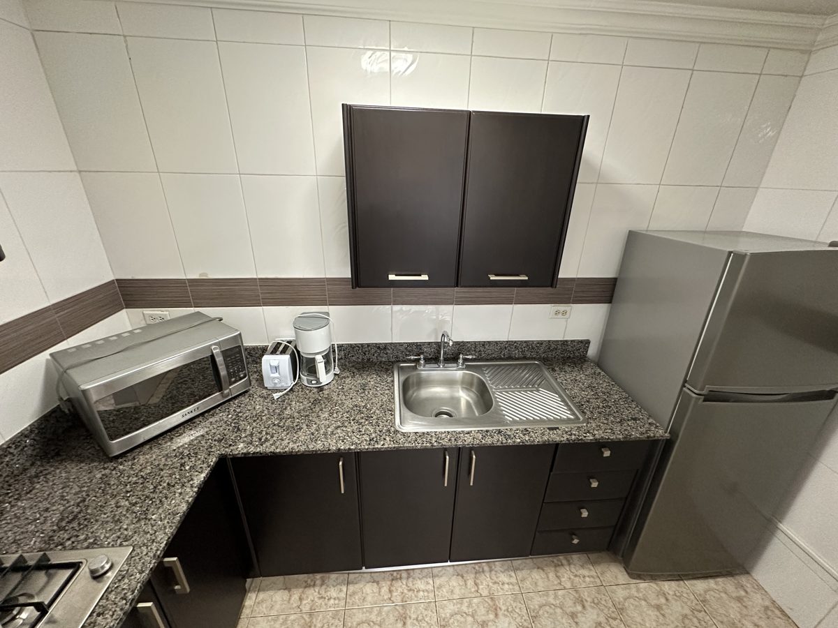 Suite Ejecutiva — cocina privada equipada con microondas, cafetera y refrigerador